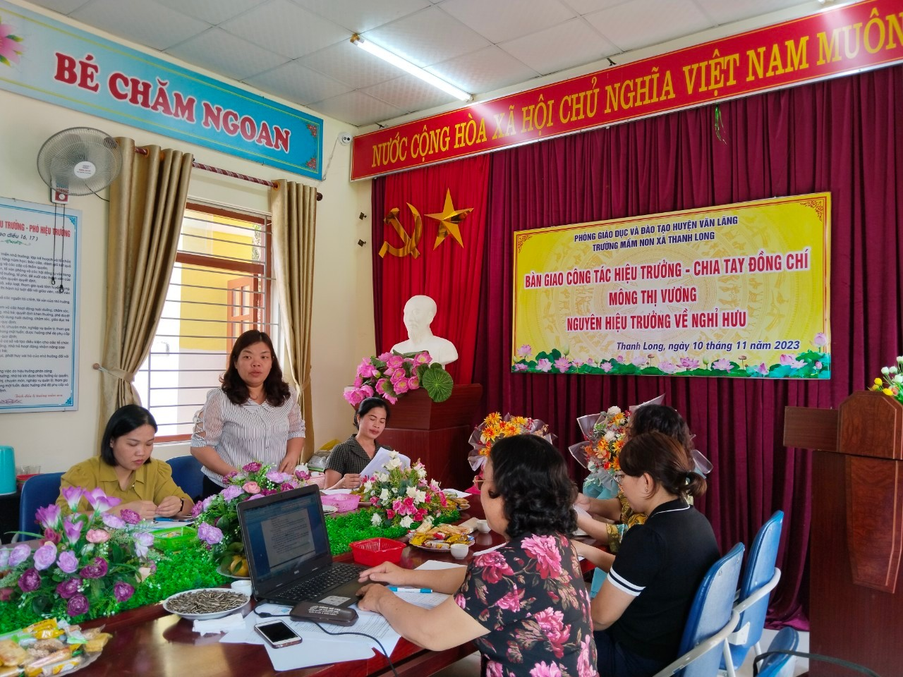 BÀN GIAO CÔNG TÁC HIỆU TRƯỞNG- CHIA TAY Đ/C MÔNG THỊ VƯƠNG