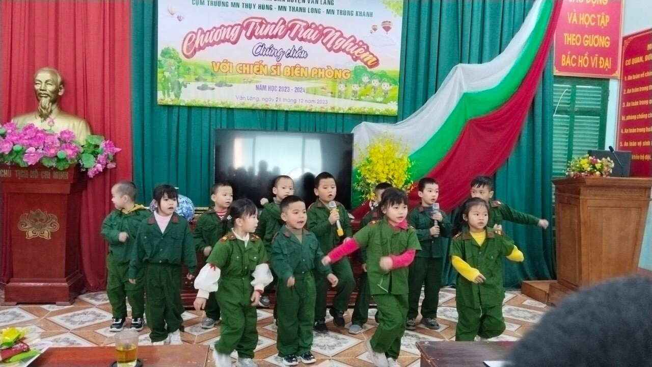 Trường MN xã Thanh Long tổ chức chương trình trải nghiệm " Chúng cháu với chiến sĩ Biên Phòng" cho trẻ nhân  ngày thành lập QĐND Việt Nam